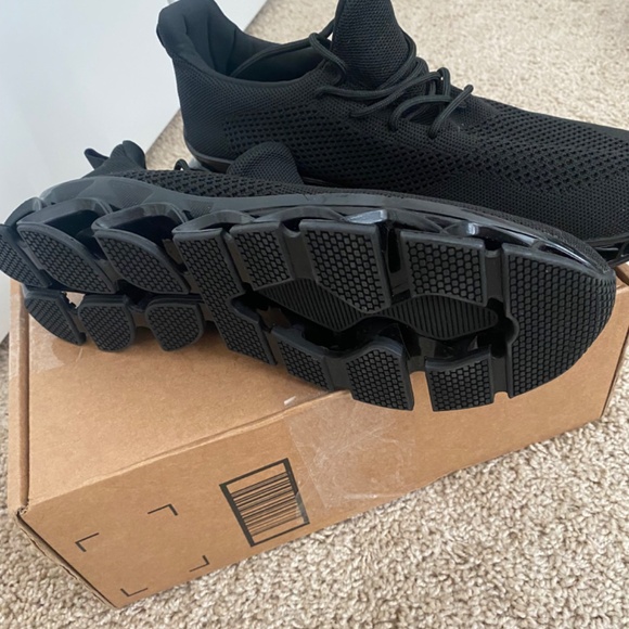 New In Box Men’s Black Sneakers Size 11 - Picture 3 of 5